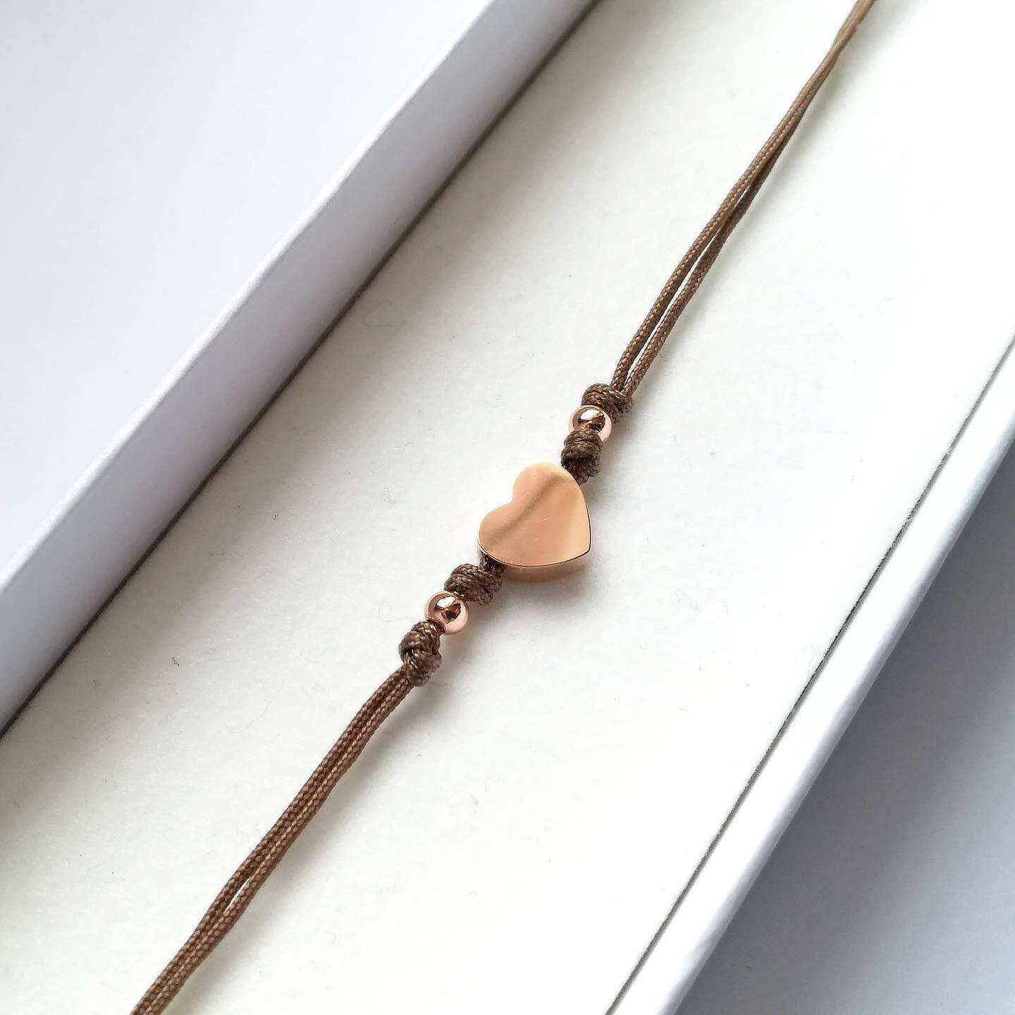 Provázkový náramek s rose gold srdíčkem (č. 239)
