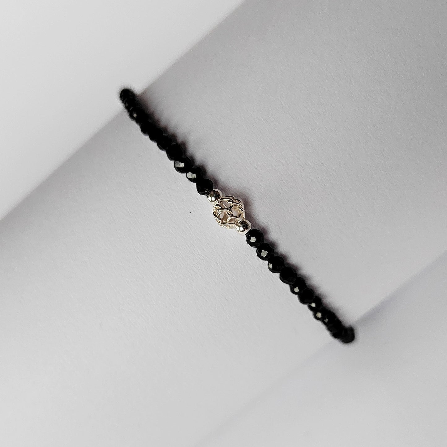 Broušený spinel, filigrán a stříbro (č. 659)