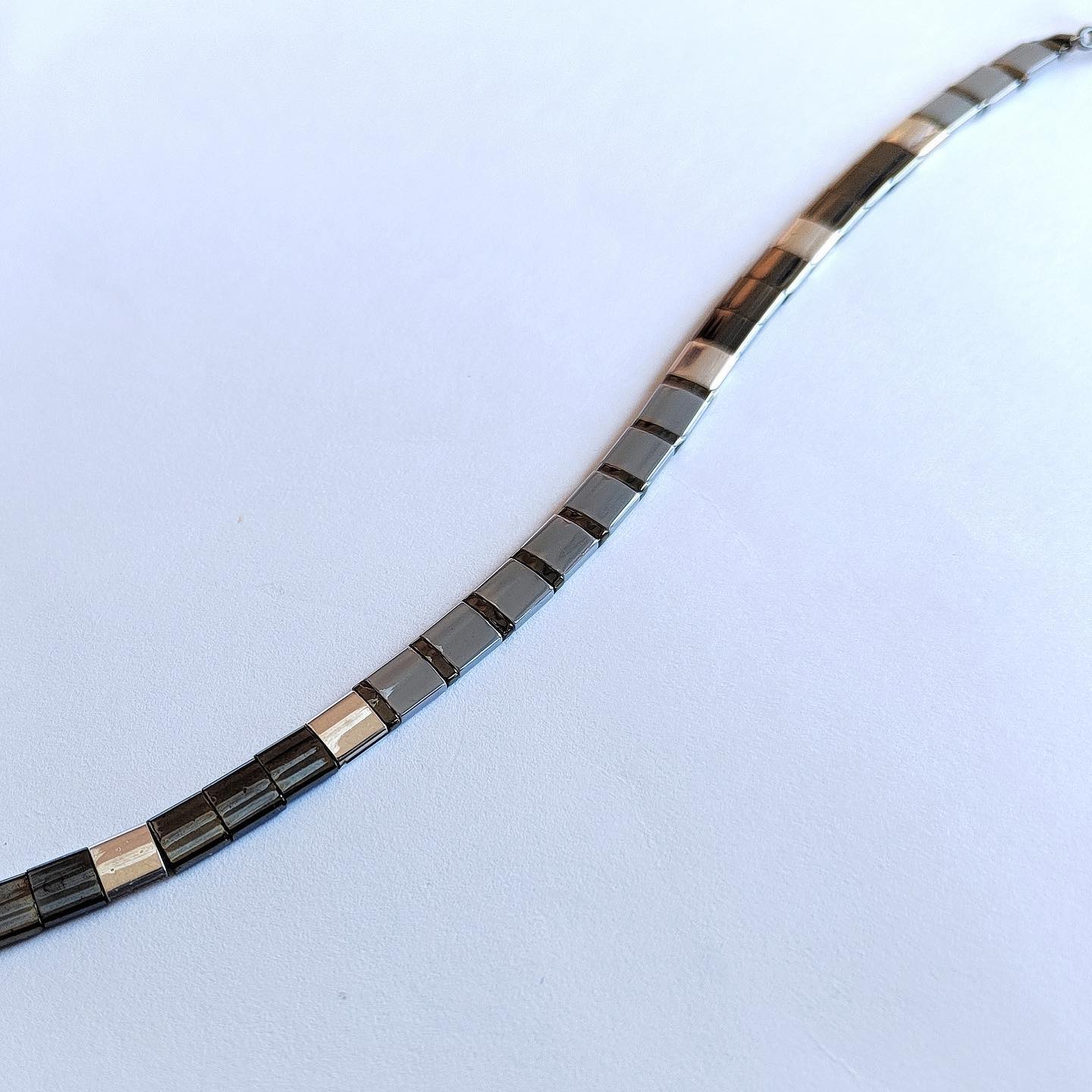 Plochý šedý s proužky (č. 544)
