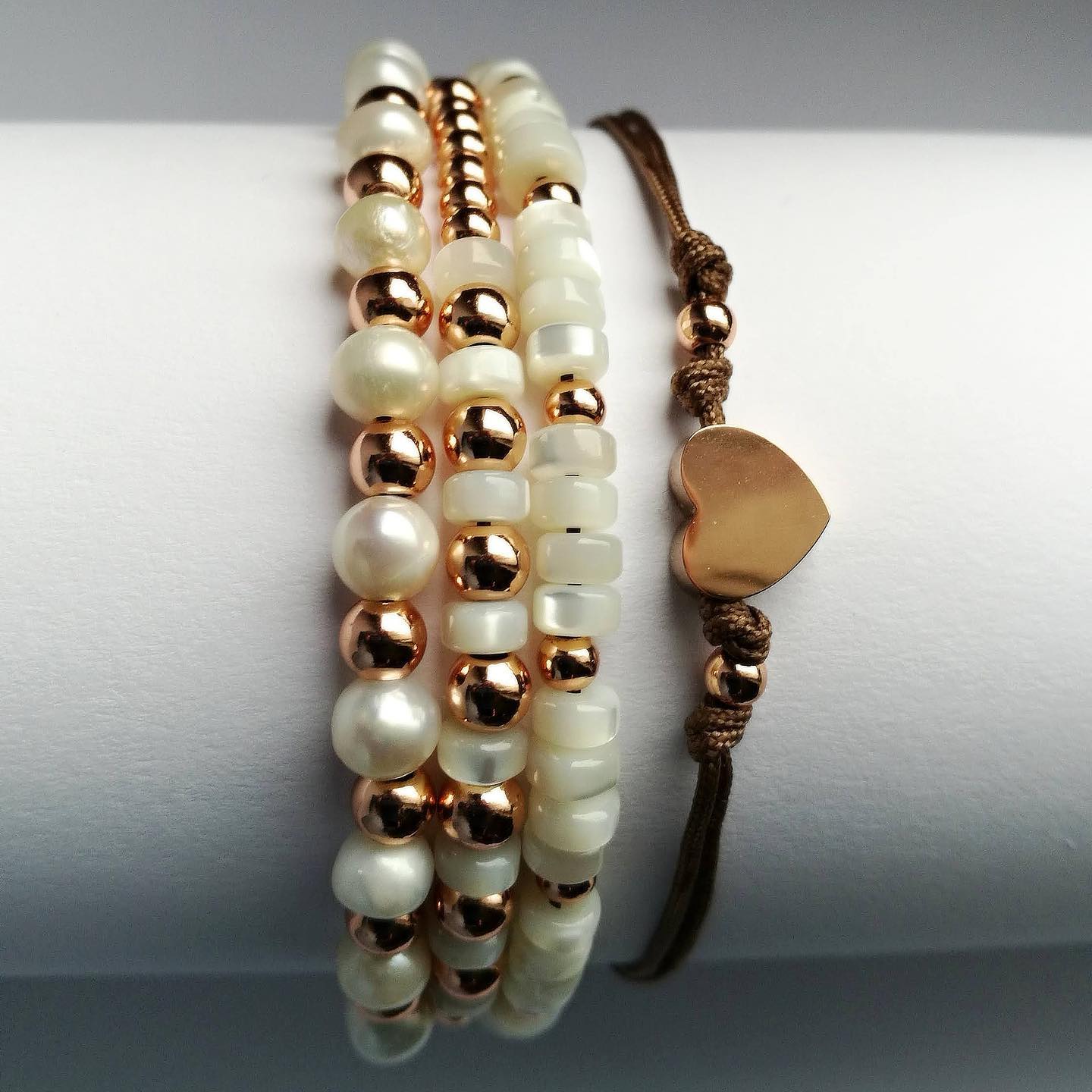 Provázkový náramek s rose gold srdíčkem (č. 239)