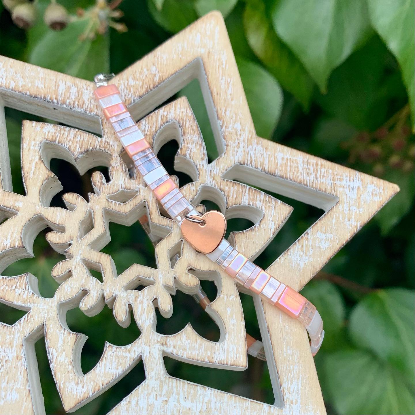 Japonský náramek s rose gold srdíčkem (č. 284)