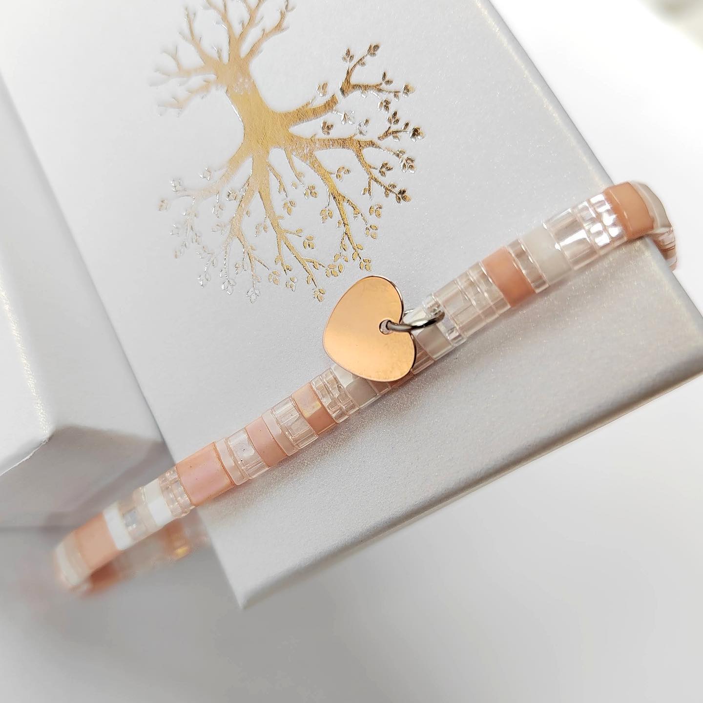 Japonský náramek s rose gold srdíčkem (č. 284)