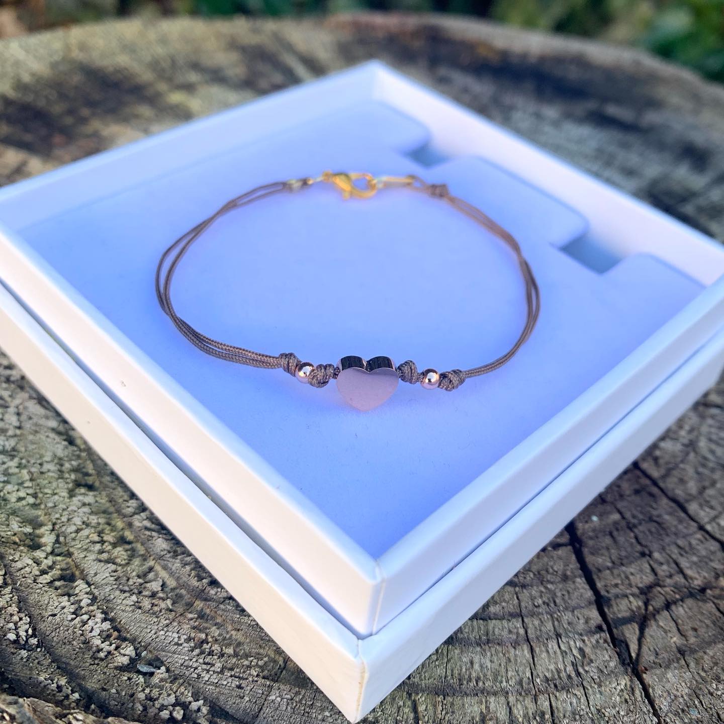 Provázkový náramek s rose gold srdíčkem (č. 239)