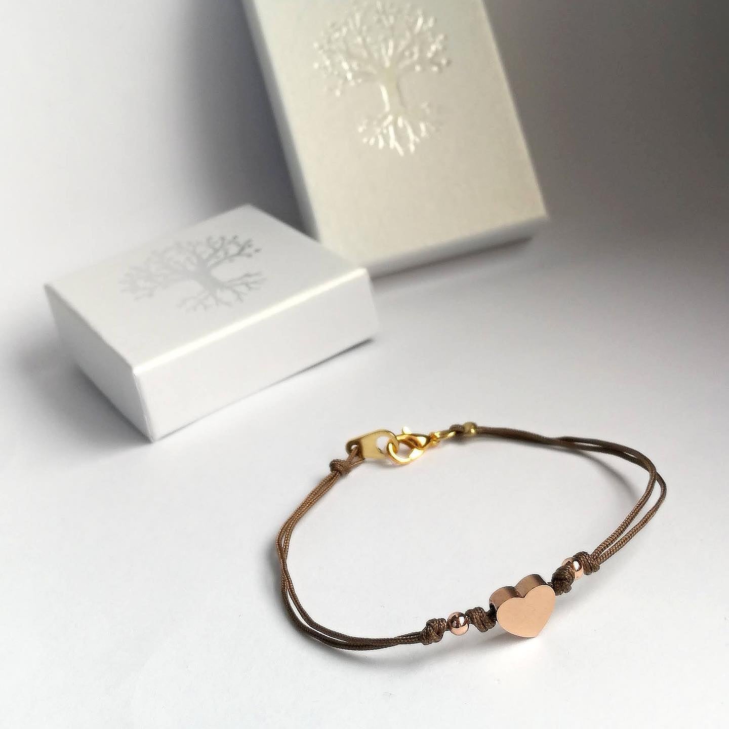 Provázkový náramek s rose gold srdíčkem (č. 239)
