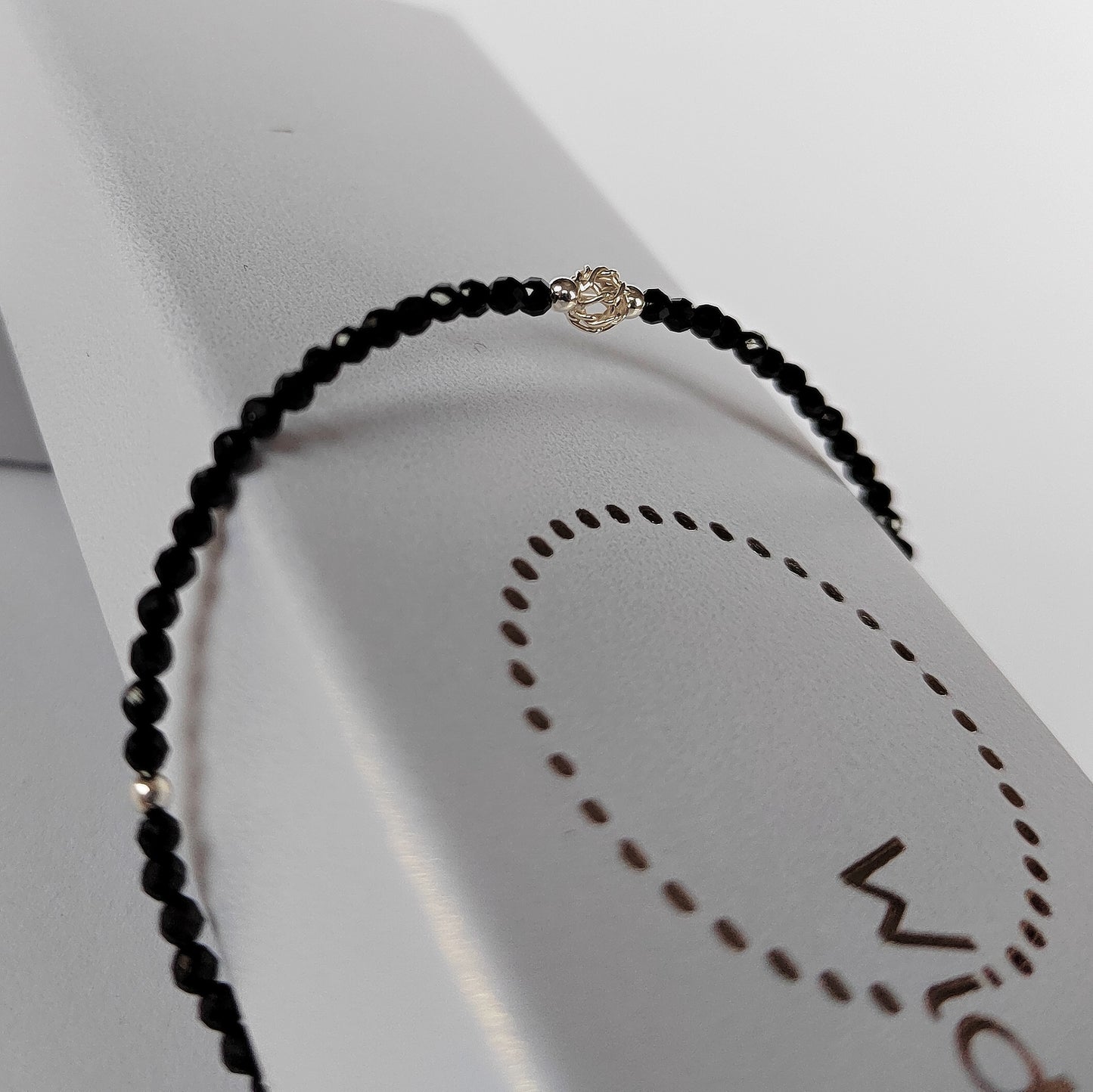 Broušený spinel, filigrán a stříbro (č. 659)