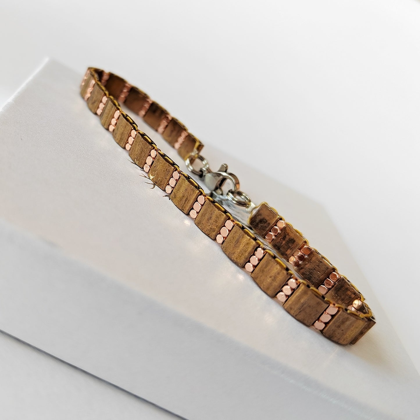 Hnědý s rose gold hematitem (č. 998)